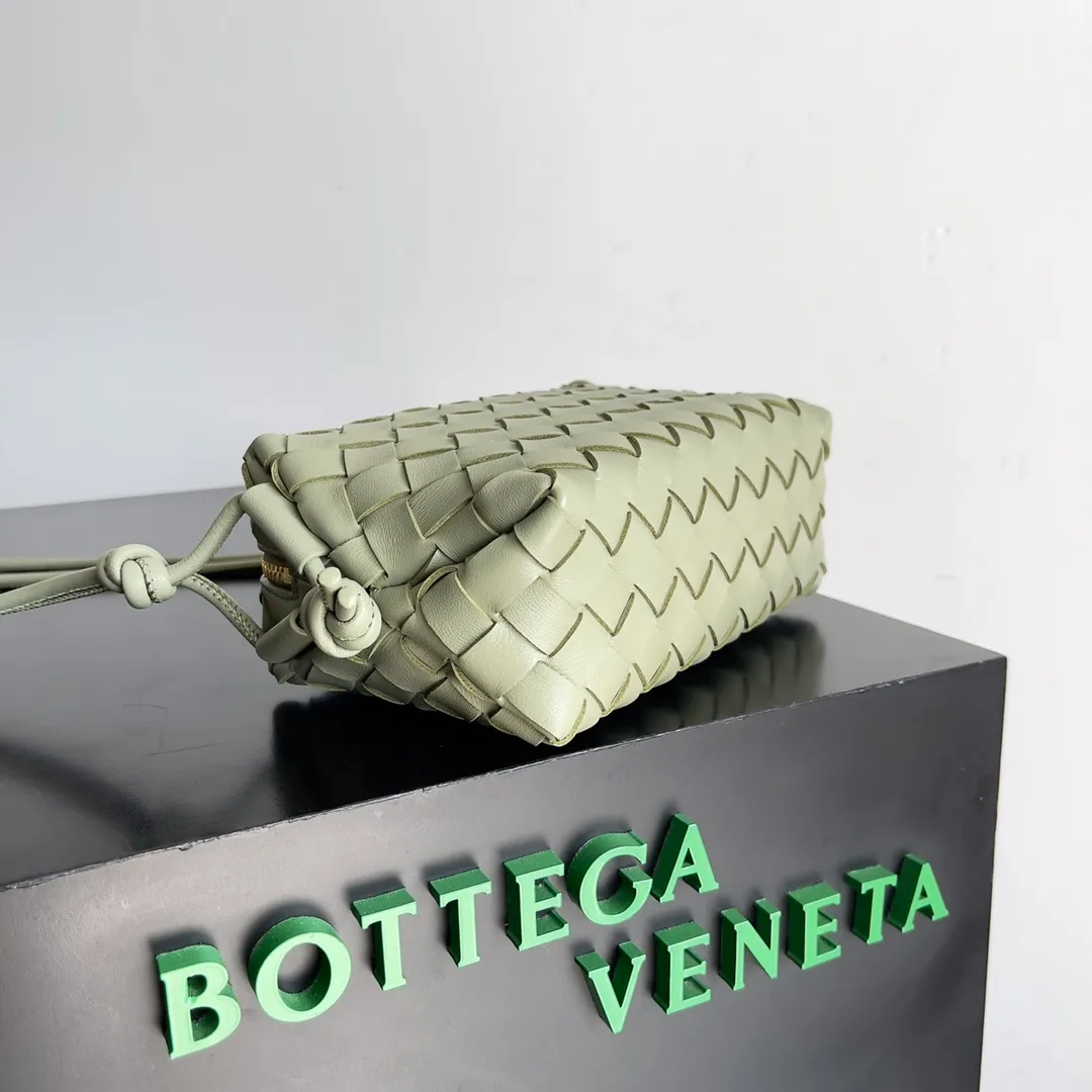 Batch 1560 New version and new color (third generation) 𝗕𝗼𝘁𝘁𝗲𝗴𝗮 𝗩𝗲𝗻𝗲𝘁𝗮———— The latest version of the loop camera bag💥 at the BV King of Cost-Effectiveness counter, large woven texture➕As always, ultra-high-quality lambskin, with zippers and adjustable drawstrings, it is especially suitable for the belly💫It can fit anything, and it is very light in weight. It is suitable for girls of all ages. Size: 17*10*6cm Style number: 723547